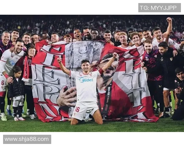 足球巨星展现无限魅力 穿越赛场的激情与荣耀成就传奇人生