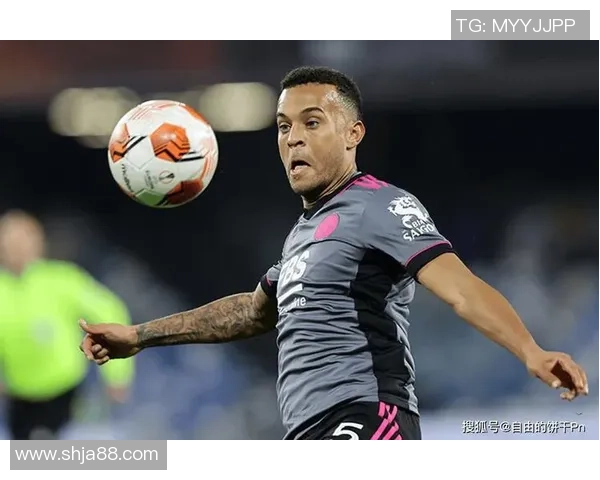 足球球星背后的她们那些默默支持的女孩子们的真实故事与生活揭秘